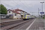 Der DB 612 127 ist als IRE nach Basel Bad Bf unterwegs und erreicht kurz nach der Schweizer Grenze bei Schaffhausen den Erzingen (Baden). 

6. Sept. 2022