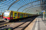 Ein Ganzzug (8-Wagenzug) der BR 481/482 der S-Bahn Berlin, als S5 - E (Emil), vom Westkreuz nach Strausberg Nord, am 27 Juni 2017 im Hauptbahnhof Berlin. Im Vordergrund der Werbe Viertelzug 481 420-8 / 482 420-7 (94 80 0481 420-8 D-DB /94 80 0482 420-7 D-DB).