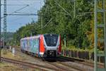 Triebzug der Hamburger S-Bahn 490 603 kommend aus Richtung Stade durchf�hrt den Bahnhof von Buxtehude in Richtung Hamburg-Haarburg.