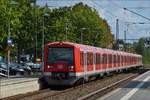 In Brunsbüttel fährt die S-Bahn BR 474, aus Richtung Hamburg in den Bahnhof ein und wird nach einem kurzen Halt seien Reise in Richtung Stade fortsetzen.