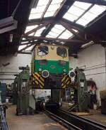 Die 1.000 mm Diesellok D2 der Brohltalbahn ist am 19.05.2013 in der Werkstatt in Brohl aufgebockt, z.Z.