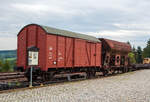 Der zweiachsige gedeckte Güterwagen DR 40 50 943 1207-2 der DR Bauart 1139 und der zweiachsige offener Güterwagen (Schotterwagen/Schüttgutwagen) 
21 RIV 50 DR 645 1 739-8 der Gattung Fcs 6451 beide jeweils aufgebockt auf Rollwagen in der Rollwagengrube beim Bahnhof Cranzahl, hier am 26 August 2013. 

1906 wurde auf der Fichtelbergbahn der Rollbock bzw. Rollwagenverkehr eröffnet. Dieser Güterverkehr (normalspurige Güterwagen aufgebockt schmalspurigen Rollwagen) bestand bis 1992. 

Auf den sogenannten schmalspurigen Rollwagen wurden normalspurige zweiachsige Güterwagen aufgebockt und mit diese transportiert. Bis zu 7 leere Güterwagen konnten dadurch bis Hammerunterwiesenthaln gefahren werden. Hauptsächlich wurden Kohle, Schotter und Holz von bzw. nach Oberwiesenthal befördert. Aber auch vierachsige normalspurige
Rungenwagen wurden auf zwei Rollwagen befördert. Diese dienten zur Abfuhr von Langholz (Bahnhof Vierenstraße).

Das Aufbocken und Abbocken der Güterwagen gehörte zu den schwersten Arbeiten bei der ehemaligen Deutschen Reichsbahn (DR). Besonders in der Wlsmut-Zeit und 1963, zum Aufbau des neuen Fichtelberg-Hauses, wurden ca.50 Güterwagen täglich auf- und abgebockt.
