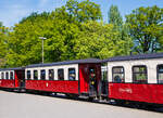 Der schmalspurige (900 mm) vierachsige 2.Klasse Personenwagen mit offenen Plattformen, MBB 990-306 (ex DR 990-306), der Gattung KB4i, Mecklenburgische Bäderbahn Molli GmbH & Co.