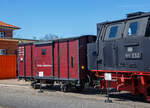 Der historische zweiachsige Postwagen 71 der damaligen DHE - Doberan-Heiligendammer-Eisenbahn (Vorgänger MBB - Mecklenburgischen Bäderbahn Molli), ex DR 98-84-01 ab-/ausgestellt im Bahnhof