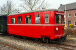 Der zweiachsige meterspurige Dieseltriebwagen T 7 der ehemaligen MEG - Mittelbadischen Eisenbahnen AG, am 31 März 2013 beim Kleinbahnmuseum Selfkantbahn der IHS - Interessengemeinschaft Historischer Schienenverkehr e. V. in Schierwaldenrath.

Der Triebwagen wurde 1939 von der Gothaer Waggonfabrik AG in Gotha unter der Fabriknummer 2585 gebaut und an die MEG geliefert. Mit am Bau war auch die O&K (Orenstein & Koppel AG, Berlin) beteiligt, die Waggonfabrik Gotha gehört seit 1931 mehrheitlich zur O&K. Die Serie der Verbrennungstriebwagen T 1 bis T 8 der Mittelbadischen Eisenbahn-Gesellschaft (MEG) sind dieselmechanische Triebwagen mit der Achsfolge A1. Der T 7 befindet sich heute im Besitz der Interessengemeinschaft Historischer Schienenverkehr e. V. (IHS) und ist der einzige erhaltene Triebwagen der Serie. 

Geschichte des Triebwagens:
Wie viele Kleinbahnen hatte auch die Mittelbadische Eisenbahn-Gesellschaft (MEG) Mitte der dreißiger Jahre begonnen, den personal- und kostenintensiven Personenverkehr mittels Dieseltriebwagen zu beschleunigen und zu rationalisieren. Da die MEG ein recht umfangreiches Netz besaß, wurden zwischen 1934 und 1941 elf Triebwagen verschiedener Abmessungen beschafft. Darunter befand sich mit den acht Triebwagen T 1 bis T 8, von Gotha, die größte beschaffte Zahl baugleicher Triebwagen der damaligen Zeit für eine Privatbahn in Deutschland, wovon sich der Wagen T 7 bei der Selfkantbahn befindet und der einzige erhaltene ist. 

Der Zwang zur Rationalisierung und Einsparung von Betriebskosten führte in den dreißiger Jahren des 20. Jahrhunderts zur Entwicklung von Verbrennungs-Triebwagen durch verschiedene Hersteller. Besonders große Erfolge erzielte die Waggonfabrik Wismar (Beispiele in der Sammlung der Selfkantbahn: VT 100, T 13), aber auch andere Firmen kamen auf größere Stückzahlen.

So lieferte die Firma Orenstein & Koppel mit ihren Waggonfabriken in Dessau und Gotha ab 1934 an die Mittelbadische Eisenbahn-Gesellschaft (MEG) insgesamt 8 bauartgleiche, zweiachsige Dieseltriebwagen und damit die größte einheitliche Triebwagenserie für eine deutsche Schmalspurbahn. Wobei die ersten drei (T1 bis T3) einen Achsabstand von 4.000 mm besaßen, ab dem T4 wurde der Achsabstand auf 4.500 mm erhöht. Sie konnten bei Bedarf konnten die Triebwagen bis zu zwei Beiwagen mitführen und übernahmen so den größten Teil des Personenverkehrs auf dem 115 km langen MEG-Netz zwischen Rastatt und Lahr. Nahezu identische Wagen baute die auch zu O&K gehörende Dessauer Waggonfabrik AG für die Gernrode-Harzgeroder Eisenbahn, heute noch als Museumsfahrzeug T 1 bei den Harzer Schmalspurbahnen (Selketalbahn) im Einsatz. Eine normalspurige Variante lieferte Gotha an die Hoyaer Eisenbahn, ebenfalls heute noch als Museumsfahrzeug in Dienst.

Die Fahrzeuge bewährten sich gut, vor allem bei den Stadtdurchfahrten auf der MEG. Im Laufe der Zeit zeigte es sich, dass die Triebwagen den zunehmenden Verkehr nicht mehr bewältigen konnten, was zur Beschaffung der T 11 sowie T 12 und T 13 mit größerer Motorleistung führte. 

Der T 7 entstammt der erwähnten Serie der MEG und wurde 1939 erbaut. Im Krieg erhielten einige Triebwagen wegen Kraftstoffmangels Holzvergaseranlagen der Bauart Imbert, die sich aber nicht bewährten und nach Kriegsende wieder entfernt wurden. Noch heute erinnert am T 7 die an einem Wagenende verlängerte Pufferbohle an diesen Umbau. Die ursprünglich dunkelblau-elfenbein gehaltenen Triebwagen wurden ab 1962 rot lackiert.

Wie viele MEG-Fahrzeuge wurde auch der T 7 vielfach Opfer von Unfällen mit Straßenfahrzeugen und in einem Fall auch des Brandes der MEG-Werkstatt in Schwarzach. Fotografische Belege dieser Vorgänge, die Aufschreibungen im Betriebsbuch und der überlieferte Zustand zeigen aber, dass er mit großem Aufwand von den Werkstätten in Kehl und Schwarzach stets wieder in den originalen Zustand versetzt wurde.

Mit der Schrumpfung des MEG-Netzes erfolgte auch die Ausmusterung der kleinen Triebwagen. Der T 7 erlebte als letzter seiner Bauart die Einstellung des Personenverkehrs am 26. September 1970 und fuhr noch zwei Jahre als Dienst- und Stückguttriebwagen. 1972 erwarb ihn die Selfkantbahn. Er konnte aus Zeitmangel während vier Jahrzehnten nur äußerlich restauriert werden, wobei der Zustand der dreißiger bis sechziger Jahre nur unzureichend berücksichtigt wurde. Gleichwohl dienten diese Maßnahmen dem erfolgreichen Stopp der Korrosion.

Eine gründliche Aufarbeitung und Wiederinbetriebnahme war jedoch stets vorgesehen. Nach mehr als 40 Jahren als statisches Exponat bei der Selfkantbahn wird diese nunmehr mit Macht vorangetrieben. Zum Vergleich: bei der MEG war das Fahrzeug nur gut 30 Jahre in Betrieb gewesen ...

Mit den anderen bei der Selfkantbahn bewahrten MEG-Fahrzeugen können dereinst stilreine Zugkompositionen gezeigt werden, die über Jahrzehnte das Bild dieser bedeutenden Meterspurbahn prägten.

Konstruktive Merkmale:
Die Fahrzeuge entsprachen den Grundsätzen des Leichtbaues der damaligen Zeit. Der aus Profilen und Blechen geschweißte Wagenkasten hatte eingezogene Stirnenden. Die Konstruktionsform bot den Waggonfabriken die Möglichkeit, Varianten der Fahrzeuge auf Kundenwunsch zu fertigen. Die nach außen aufzuschlagenden Drehtüren konnten bei Bedarf durch einen zusätzlichen Flügel in der lichten Weite vergrößert werden.

Die Maschinenanlage, bestehend aus dem Daimler-Benz- Dieselmotor vom Typ OM 65 mit einer Leistung von 70 PS und dem Mylius-Getriebe, war unterflur angeordnet und trieb über Gelenkwellen eine Achse des Triebwagens an. Zur Ausstattung der Wagen gehörten weiterhin eine Ofenheizung, elektrische Beleuchtung, Warnpfeife sowie Läutewerk, indirekte Bremse sowie die bei der MEG verwendete Zug- und Stoßeinrichtung mit Mittelpuffer und dem darunter liegenden Zughaken. 

In den Fahrzeugen fanden 60 Personen Platz auf 23 Sitz-, 10 Klapp- und 27 Stehplätzen. In der Fünfziger Jahren wurden die T 1 – T 3 ausgemustert. Der T 1 lief ohne Maschinenanlage als Beiwagen Bi 27 noch bis 1968. Nach Übernahme der MEG durch die SWEG wurde der Personenverkehr auf der Meterspur 1970 eingestellt.

TECHNISCHE DATEN:
Hersteller: Gothaer Waggonfabrik AG
Baujahre: 1934 bis 1941 
Typ: O&K/Gotha
Spurweite: 1.000 mm (Meterspur)
Bauart: A1-dm
Länge über Puffer: 9.300
Breite: 2.600 mm
Achsstand 4.500 mm (T1 bis T3 4.000 mm)
Raddurchmesser: 700 mm (neu)
Gewicht: 11,1 t
Höchstgeschwindigkeit 55 km/h
Leistung: 70 PS (51 kW) bei 2.000 U/min
Dieselmotor: Daimler-Benz Vierzylinder-Reihendieselmotor vom Typ OM 65 
Motorhubraum: 4,85 Liter bzw. 4.849 cm³ (Bohrung Ø 105 mm x 140 mm Hub)
Leistungsübertragung: mechanisch mit Mylius-Getriebe über Gelenkwelle auf die Achse
Sitzplätze: 23 (Sitzteilung 3 +1) und 10 Klappsitze
Heizung: Ofen
Bremse: K-PmZ, 2 x Handrad
Kupplung: Mittelzughaken und seitlich neben dem Mittelpuffer die MEG-übliche Notkupplung
