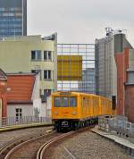 . Durchgebogen - Der Berliner U-Bahn TW 778 der Kleinprofil-Baureihe A3E auf der U1 hat am 29.12.2012 die Haltestelle Gleisdreieck verlassen und scheint in den H�userschluchten zu verschwinden. (Jeanny)  