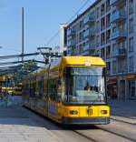 Niederflurgelenktriebwagen 2526 der Dresdner Verkehrsbetriebe AG (DVB) f�hrt am 27.08.2013 als Linie 12  vom Postplatz in Dresden weiter in Richtung Striesen.