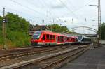 Zugbegegnung in Kreuztal am 29.08.2013 –   Zwei LINT 27 im Doppelpack 640 017 und 640 001 der DreiL�nderBahn als RB 93  Rothaarbahn  nach Bad Berleburg, hier kurz vor der Einfahrt in den Bahnhof
