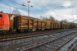 Direkt hinter der 151 099-9 drei vierachsiger Holztransportwagen (Drehgestell-Flachwagen mit Rungen und Stirnw�nden) der Gattung Rnoos-uz, der Rail Cargo Austria (zur �BB), beladen mit