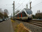 Der ET 22 2102  Kreuztal  (94 80 0426 101-2 D-ABRN / 94 80 0826 101-8 D-ABRN), ex ET 22 002, ein 2-teiliger Stadler FLIRT der Abellio Rail NRW fährt am 15.01.2022, als RB 91  Ruhr-Sieg-Bahn 