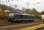 Die ganz „schwarze“ 185 574-1 (91 80 6185 574-1 D-DISPO) der Mitsui Rail Capital Europe GmbH fährt am 15.01.2022 als Lz durch Kreuztal in Richtung Hagen.