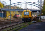 Abgestellt zur Wochenendruhe in Kreuztal am 30.10.2022:  Rechts DB 741 131 ein Gleisarbeitsfahrzeug GAF 100 R (Schweres Nebenfahrzeug Nr.