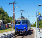   Die WRS Re 421 373-2 (91 85 4421 373-2 CH-WRSCH), ex SBB Re 4/4 II 11373, f�hrt am 01.07.2018 mit der 146 520-2 (91 80 6146 520-2 D-WRSCH) der WRS Deutschland GmbH am Haken durch den Bf