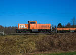 Die BBL 15 alias 214 026-7 (92 80 1214 026-7 D-BBL) der BBL Logistik GmbH, ex 212 288-5, ex DB V 100 2288, fährt am 02.03.2022 mit einem Flachwagenzug, bei  Rudersdorf (Kr.