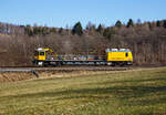 Das Gleisarbeitsfahrzeug „Hummel“ 746 014 (99 80 9110 014-4 D-DB), ein neues Plasser & Theurer GAF (auf MISS-Plattform) der DB Netz AG (Netz Instandhaltung) fährt am 10.03.2022 bei