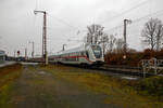 Steuerwagen voraus, geschoben von der 147 570-6 (91 80 6147 570-6 D-DB – IC 4878), fährt am 23.12.2022 der IC 2227 (Münster Hbf - Siegen - Frankfurt a.M.