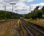 Die an die RTB Cargo (RATH Gruppe/Rurtalbahn) vermietete Railpool 186 297-8 (91 80 6186 297-8 D-Rpool), fährt am 11 Juli 2025 mit einer weiteren kalten 185 oder 186er und mit einem langen