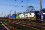In Doppeltraktion fahren die Siemens Vectron MS – X4 E-804 / 7193 804-0 (91 80 7193 804-0 D-DISPO) der Beacon Rail Capital Europe GmbH und die Siemens Vectron AC - 193 211  Jimmy  (91 80 6193