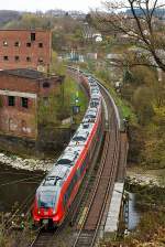 442 255 / 755 und 442 254 / 754 (zwei gekuppelte 4-teilige Tallent 2) als RE 9 (rsx - Rhein-Sieg-Express)  Siegen - K�ln - Aachen f�hrt in Richtung K�ln, hier am 21.04.2013 auf der Siegbr�cke kurz vor