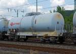 Was so alles auf der Siegstrecke (KBS 460) herum f�hrt:  Vierachsiger Kesselwagen Zacs der Vermietungsfirma ERMEWA  eingestellt als 34 87 7868 651 - 1 F-ERSA, am 06.07.2013 im Zugverband in
