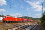   Die 185 140-1 (91 80 6185 140-1 D-DB) der DB Schenker Rail Deutschland AG fährt am 22.08.2015 mit einem  Winner -Ganzzug durch Betzdorf/Sieg in Richtung Köln.