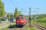 Die 151 064-3 (91 80 6151 064-3 D-Rpool) durchfährt am 21.04.22018 mit einer weitern 151, beide ex DB, heute bei Railpool, mit ihrem Coil-Ganzzug den Haltepunkt Eiserfeld (Sieg) in Richtung