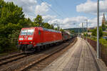 Die 185 066-8 (91 80 6185 066-8 D-DB) der DB Cargo AG fährt am 21.08.2021 mit einem sehr langen gemischten Güterzug (vermutlich leere Wagen) durch den Bahnhof Kirchen an der Sieg in Richtung