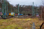 Die an die LINEAS Group NV/SA vermietete E 186 209 (91 88 7186 209-3 B-ATLU) der Alpha Trains Belgium NV/SA, ex Cobra 2817, zieht am 05.01.2022 einen sehr langen KLV-Zug durch Betzdorf/Sieg weiter in