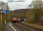 Die 152 119-4 (91 80 6152 119-4D-DB) der DB Cargo AG, fährt am 08.04.2022 mit einem KLV-Zug durch den Bf Scheuerfeld (Sieg) in Richtung Siegen.