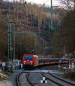Die 185 302-7 (91 80 6185 302-7 D-DB) der DB Cargo AG fährt am 17.01.2023 mit einem Warmband-Coilzug durch Kirchen (Sieg) in Richtung Siegen.