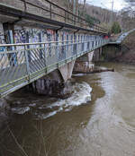 Die vom Hochwasser besch�digte Eisenbahn-Siegbr�cke mit Fu�g�ngersteg in Kirchen (Sieg), der Siegstrecke (KBS 460), hier am 03.01.2024 (Bild mit Smartphone).