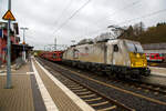 Die E 186 166-5 (91 80 6186 166-5 D-ECR) der ECR - Euro Cargo Rail SAS (Paris) f�hrt am 22 April 2017 mit einem leeren Autotransportzug durch den Bahnhof Au/Sieg in Richtung Siegen.