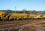 Drei Plasser & Theurer Materialf�rder- und Siloeinheiten (MFS 100) der �sterreichischen Gleisbaufirme PORR AG (Wien) sind, mit einem Schutzwagen, am 26 Dezember 2024, in Scheuerfeld/Sieg abgestellt.