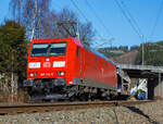 Die 185 174-0 der DB Schenker Rail zieht einen gemischten G�terzug in Richtung K�ln, hier am 02 M�rz 2013 in Betzdorf/Sieg bei km 122,8.