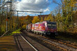 Als Schlussl�ufer, des von der TXL 7193 318 gezogenen KLV-Zugs, am 30 Oktober 2025 durch Scheuerfeld/Sieg in Richtung K�ln, die kalte an die HSL Logistik GmbH (Hamburg) vermietete 186 383-6 (91 80