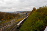 Eine ÖBB Taurus I (ÖBB Reihe 1016 – Siemens ES64U2) fährt am 09 November 2025 mit einem KLV-Zug durch den Bahnhof Betzdorf (Sieg) in Richtung Siegen.