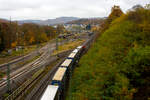 Eine ÖBB Taurus I (ÖBB Reihe 1016 – Siemens ES64U2) fährt am 09 November 2025 mit einem KLV-Zug durch den Bahnhof Betzdorf (Sieg) in Richtung Siegen.