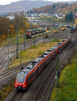Zwei gekuppelte vierteilige Bombardier Talent 2 der DB Regio NRW haben 09 November 2025 den Bahnhof Betzdorf/Sieg verlassen und fahren als RE 9 – RSX / Rhein Sieg Express (Siegen - Köln