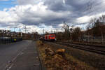 Die 185 249-0 (91 80 6185 249-0 D-DB) der DB Cargo AG fährt am 28 Februar 2026 mit einem Kohlezug durch Siegen-Eiserfeld in Richtung Köln.