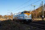 Die V 270.09 alias 221 121-7 (92 80 1221 121-7 D-SGL), eine V 200.1 der SGL Schienen Güter Logistik GmbH (Dachau), fährt am 05 März 2026 auf Tfzf (Triebfahrzeugfahrt) / als Lz (Lokzug) durch Siegen-Eiserfeld in Richtung Köln. Die SGL Schienen Güter Logistik GmbH ist seit Herbst 2023 Teil der tschechischen EP Logistik International a.s. in Prag.

Die V 200.1 wurde 1964 von der Krauss-Maffei AG in München-Allach) unter der Fabriknummer 19241 gebaut und als V 200 121 an die Deutsche Bundesbahn geliefert.
Bezeichnungen und Eigentümer waren:
• 1964-1968: DB V 200 121 (Deutsche Bundesbahn)
• 1968-1989: DB 221 121-7 (Deutsche Bundesbahn)
• 1989-2002: ΟΣΕ A 427 (OSE- Organismós Sidirodrómon Elládos / griechische Eisenbahn)
• 2002-2009: 221 121-7 (PE - Prignitzer Eisenbahn GmbH)
• seit 2009: V 270.09 alias 221 121-7 (92 80 1221 121-7 D-SGL) der SGL - Schienen Güter Logistik GmbH, Dachau

Ende 1988 erwarb die ΟΣΕ (Griechische Staatsbahn) 20 Lokomotiven der Baureihe V 200.1 von der DB und ließ sie in Deutschland und Italien technisch und optisch aufarbeiten. 2002 wurde die Lok A 415 zusammen den anderen 19 Lokomotiven der Baureihe durch die PE - Prignitzer Eisenbahn GmbH von der ΟΣΕ - Organismós Sidirodrómon Elládos übernommen und per Schiff zurück nach Deutschland transportiert. 2009 wurde die Lok an die SGL - Schienen Güter Logistik GmbH abgegeben und erhielt zum 29.September 2009 eine Untersuchung mit Neulackierung in den Farben hellgrau-schwarz. Zudem bekam die Lok neue MTU-Motoren. Nach der Untersuchung im Spätsommer 2018 zeigte sich die Lok in einer weiß-gelben Lackierung. 

Eingebaute Motoren:
Von 1964 bis 2009: 2 Stück Maybach Mercedes-Benz Dieselmotor vom Typ OM 835 Ab (MB 835 Ab), ein V12-Zylinder-Viertakt- Dieselmotor mit Kolbenkühlung, mit einem Hubraum von 78.254 cm³ bzw. 78,25 Liter (Bohrung 190 mm x 230 mm Hub) und einer Leistung von je 1.350 PS.

seit 2009: 2 Stück MTU - Motoren- und Turbinenunion (Friedrichshafen), Typ 12V 4000 R41, ein wassergekühlten V12-Zylinder-Dieselmotor mit Abgasturbolader und Ladeluftkühlung, mit einem Hubraum von 57.199 cm³ bzw. 57,2 Liter (Bohrung 170 mm x 210 mm Hub) und einer Leistung von je 2.000 PS.

Bei der DB-Baureihe V 200.1 handelt es sich um eine Diesellokomotive der Deutschen Bundesbahn. Von 1962 bis 1965 wurden insgesamt 50 Lokomotiven beschafft, ab 1968 wird sie als Baureihe 221 geführt.  Die Baureihe V 200.1 ist eine Weiterentwicklung der Baureihe V 200.0. Von der Baureihe V 200.0 unterscheidet sich die V 200.1 im Wesentlichen durch die stärkeren Antriebsmotoren von 2 × 1.350 PS gegenüber 2 × 1.100 PS. Die Höchstgeschwindigkeit beträgt 140 km/h. Diese wurden notwendig, da durch das gestiegene Verkehrsaufkommen die Züge länger und schwerer geworden waren. Dadurch kamen die Lokomotiven der Baureihe V 200.0 an ihre Leistungsgrenzen, was nicht selten zu Verspätungen führte. Das höhere Gewicht der neuen Motoren wurde zum Teil durch den Einsatz von Leichtbaustoffen und die Verwendung eines leichteren Kessels für die Dampfheizung wieder ausgeglichen. Die Leichtbauweise führte zu Beginn der 1980er Jahre zu zunehmenden Korrosionsschäden. Der hohe Unterhaltungsaufwand der zweimotorigen Lokomotiven und der rückläufige Güterverkehr im Ruhrgebiet führte bis Ende Mai 1988 zur Ausmusterung der Maschinen.
