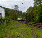 Die 187 186 (91 80 6187 186-2 D-DB) der DB Cargo AG f�hrt am 08 Mai 2026 mit einem Warmband-Coilzug durch Kirchen/Sieg in Richtung Siegen bzw. Kreuztal. Die Wagen waren meist sechsachsige offene Wagen der Gattung Sahmms.

Die Bombardier TRAXX F140 AC3 wurde 2016 von der Bombardier Transportation GmbH in Kassel unter der Fabriknummer 35239 gebaut. Die f�r 140 km/h konzipierte Lok hat nur die Zulassung f�r Deutschland.