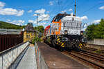 Die KSW 46 bzw. 277 807-4 (92 80 1277 807-4 D-KSW), die Vossloh G 1700-2 BB der KSW (Kreisbahn Siegen-Wittgenstein), f�hrt am 18 Juni 2026 mit einem beladenen Coilzug durch Kirchen/Sieg in Richtung Herdorf. In Betzdorf/Sieg muss die Lok f�r einen Richtungswechsel umsetzen. 