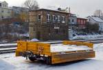 Gegen�ber dem 1901 gebautem Stellwerk Herdorf Fahrdienstleiter (Hf) ist am 17.01.2013 dieser Gleiskraftwagenanh�nger Kla 01 (Kleinwagen-Nr.