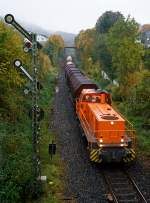   An einem sehr trüben Nachmittag (15.10.2015) kommt die Lok 45 der Kreisbahn Siegen-Wittgenstein (98 80 0276 016-9 D-KSW) eine MaK G 1204 BB mit ihrem Coilgüterzug von Betzdorf/Sieg in