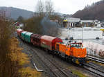 Die KSW 42 (92 80 1277 902-3 D-KSW) eine Vossloh MaK G 1700 BB, hat mit ihrem Coilgüterzug am 03.01.2018 Herdorf erreicht und fährt nun vom DB Gleis in auf den Rangierbahnhof der KSW