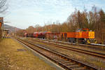   Die KSW 42 (92 80 1277 902-3 D-KSW), eine Vossloh MaK G 1700 BB der KSW Kreisbahn Siegen-Wittgenstein, wartet am 21.02.2018 mit ihrem �bergabezug im Bahnhof Herdorf auf Gleis 4 auf Hp 1.