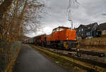 Die KSW 42 (92 80 1277 902-3 D-KSW), eine Vossloh MaK G 1700 BB, verlässt am 15.02.2022 mit einem Übergabe-Güterzug den KSW Rangierbahnhof Herdorf (Freien Grunder Eisenbahn KSW NE447 /