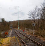 Die Hellertalbahn (KBS 462 / Strecke 2651) bei km 88,4 in Herdorf nahe dem Hp K�nigsstollen am 18.03.2023.