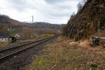 St�ndig geschlossene alte Schranke (ehemalige Anrufschranke) bei km 87,8 (bei Herdorf-Sassenroth) der Hellertalbahn (KBS 462 / Strecke 2651), hier am 18.03.2023.