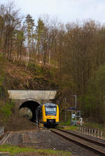Der VT 501 (95 80 1648 101-1 D-HEB / 95 80 1648 601-0 D-HEB) der HLB (Hessische Landesbahn GmbH), ein Alstom Coradia LINT 41 der neuen Generation, hat am 27.04.2023, als RB 96  Hellertalbahn 